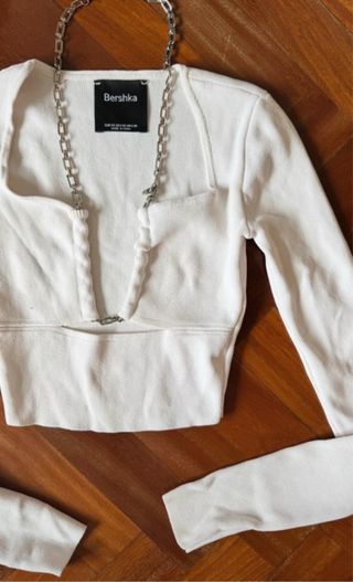Top Bershka blanco crop top con cadena