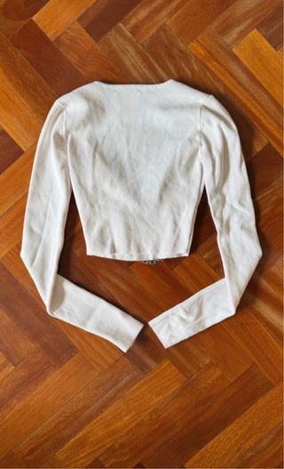 Top Bershka blanco crop top con cadena