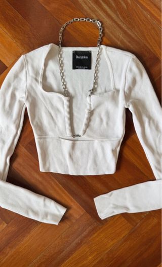 Top Bershka blanco crop top con cadena