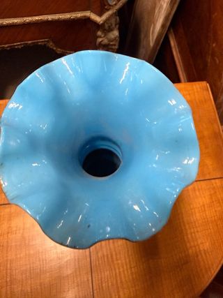 Vaso azzurro in vetro con decorazioni oro