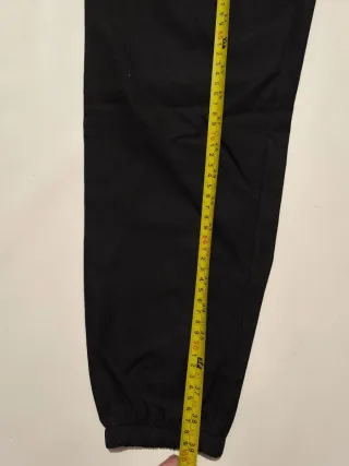 Pantalón negro de tiro alto con botones