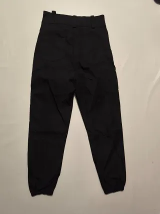 Pantalón negro de tiro alto con botones