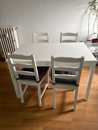 Mesa de comedor blanca y 4 sillas Ikea