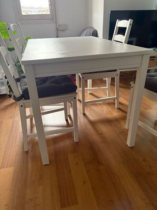Mesa de comedor blanca y 4 sillas Ikea