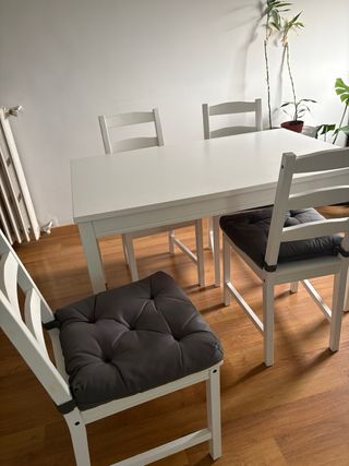 Mesa de comedor blanca y 4 sillas Ikea