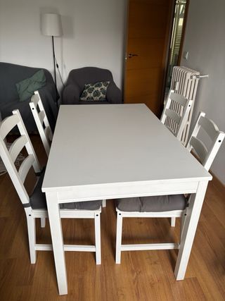 Mesa de comedor blanca y 4 sillas Ikea