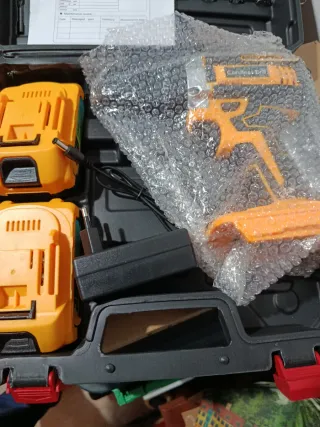 Taladro a batería con accesorios