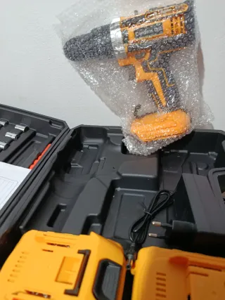 Taladro a batería con accesorios