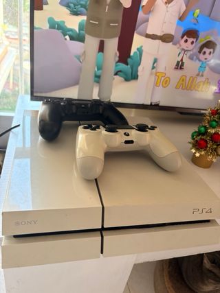 PS4 Bianca + 6 Giochi + 2 Controller + 5 Giochi digitali
