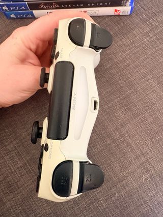 PS4 Bianca + 6 Giochi + 2 Controller + 5 Giochi digitali