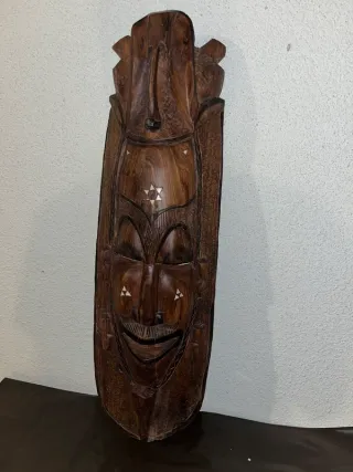 Máscara africana de madera tallada