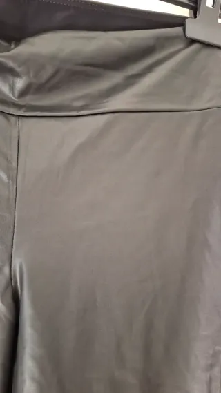 Pantalones negros efecto piel