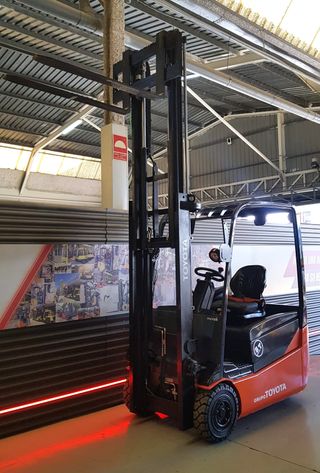 CARRETILLA ELEVADORA USADA 1600 KG