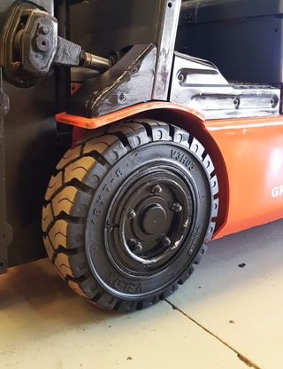 CARRETILLA ELEVADORA USADA 1600 KG