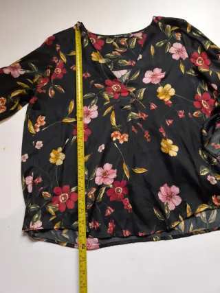 Blusa floral negra manga larga
