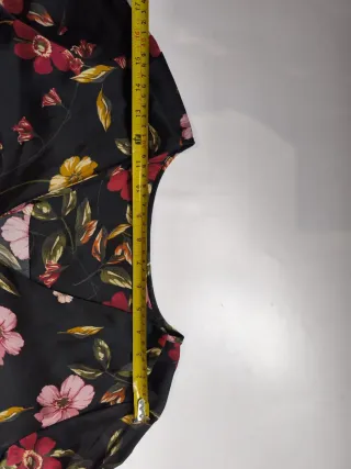 Blusa floral negra manga larga