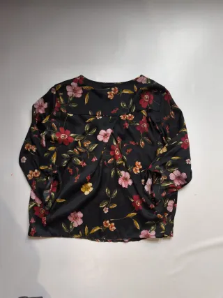 Blusa floral negra manga larga