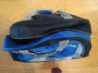 Bolso de viaje negro y azul