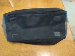 Bolso de viaje negro y azul