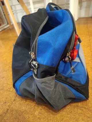 Bolso de viaje negro y azul