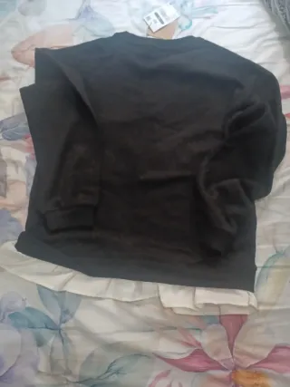 Polo negro con falda blanca