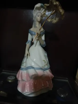 Figura de porcelana con sello
