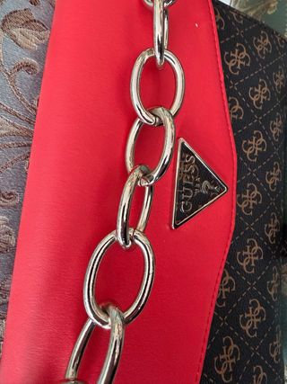 Bolso Guess bandolera rojo y marrón