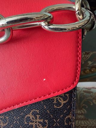 Bolso Guess bandolera rojo y marrón