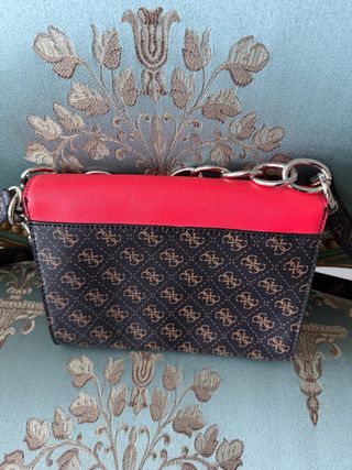 Bolso Guess bandolera rojo y marrón