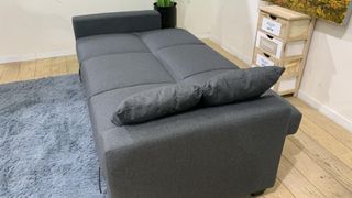 Sofá cama gris con arcón
