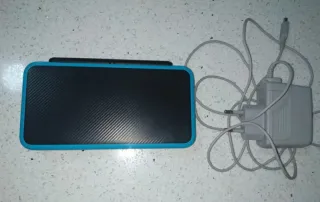 Nintendo NEW 2DS XL + cargador + funda