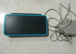 Nintendo NEW 2DS XL + cargador + funda