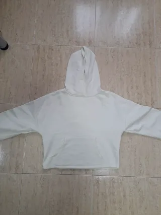 Sudadera blanca con capucha y bolsillo