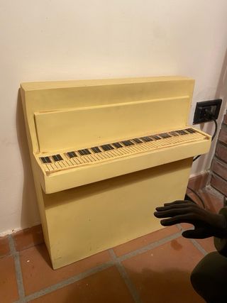 Figura pianista jazz y piano amarillo