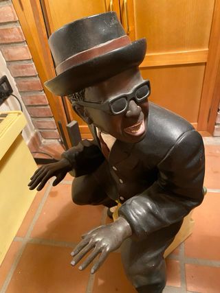 Figura pianista jazz y piano amarillo