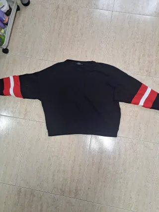 Jersey fino negro con rayas rojas