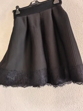 Falda negra con encaje