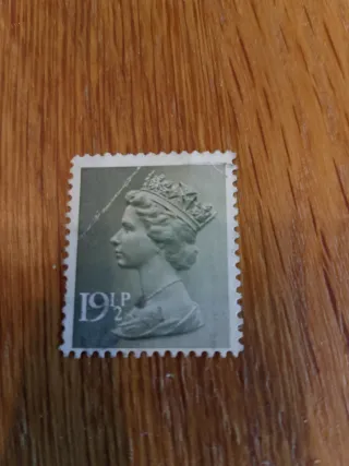 Francobollo 19 1/2 p Regina Elisabetta