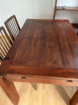 Mesa de comedor de madera