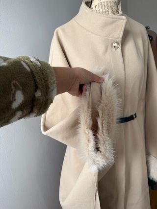 Abrigo capa beige con pelo