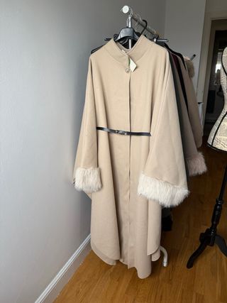 Abrigo capa beige con pelo