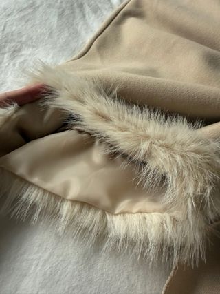 Abrigo capa beige con pelo