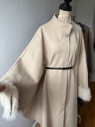 Abrigo capa beige con pelo