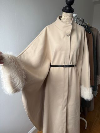 Abrigo capa beige con pelo