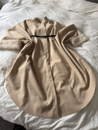 Abrigo capa beige con pelo