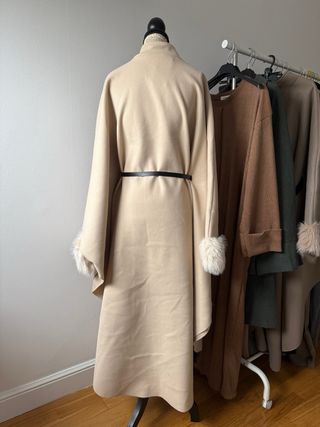 Abrigo capa beige con pelo