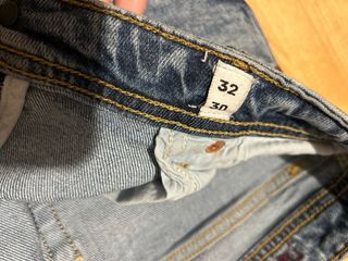 Pantalones vaqueros desgastados azules