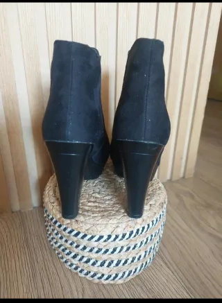 Botines Charo Fernández ante negros