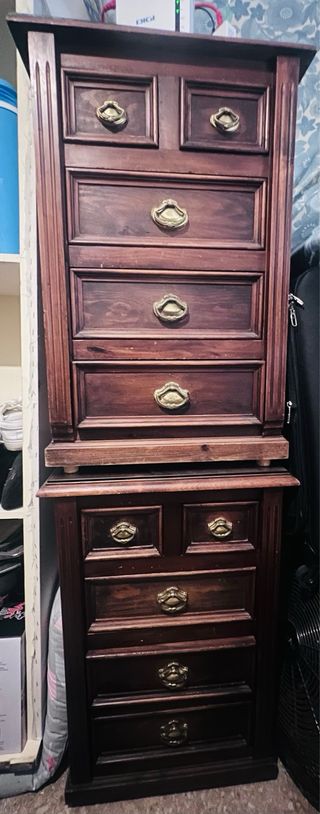 Cómoda de madera , dos mesitas y espejo con marco