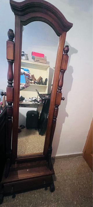 Cómoda de madera , dos mesitas y espejo con marco